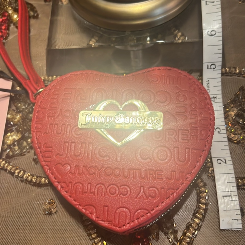 Ran as unlisted $18 10/20/24 juicy Couture Red Heart shaped Wristlet- embossed - Picture 4 of 5